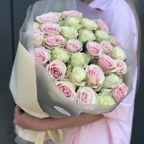 Букет из белых и розовых роз.