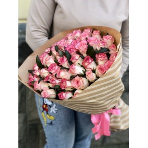 Букет из розовых роз Джумилия 51 шт.